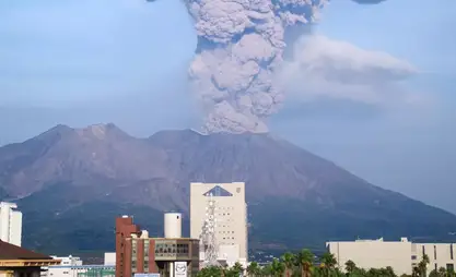日本新燃岳火山喷发