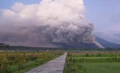 印尼塞梅鲁火山喷发