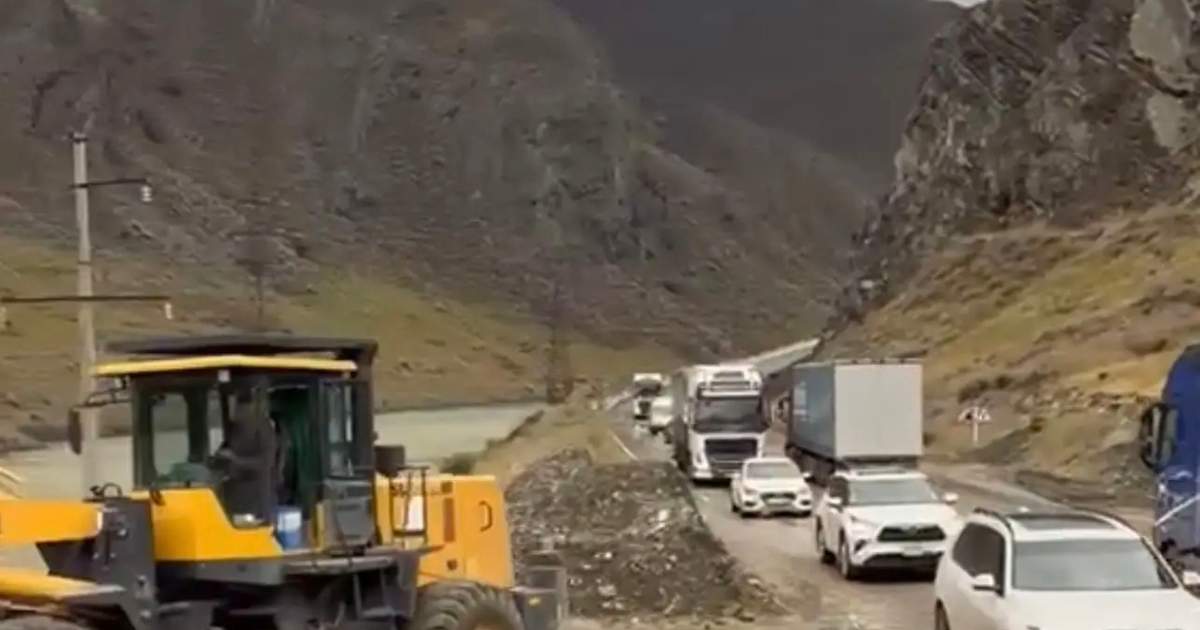 比什凯克—奥什公路正在清理泥石流灾害影响