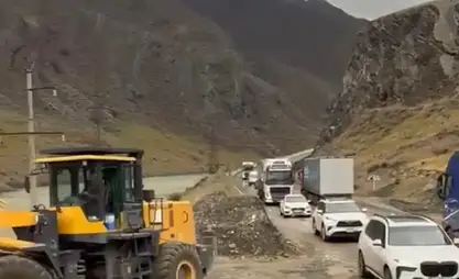 比什凯克—奥什公路正在清理泥石流灾害影响