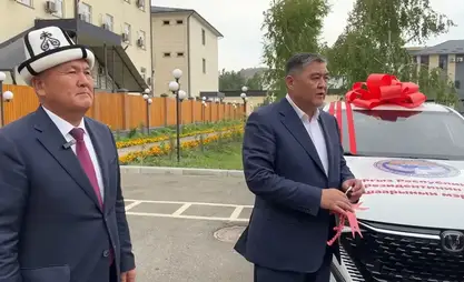 奥什市市长获得以总统扎帕罗夫名义赠送的汽车