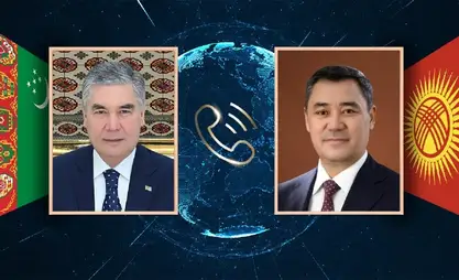 萨德尔·扎帕罗夫与库尔班古利·别尔德穆哈梅多夫通电话