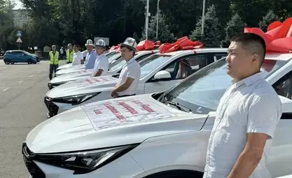 奥什市政府获赠10辆新车