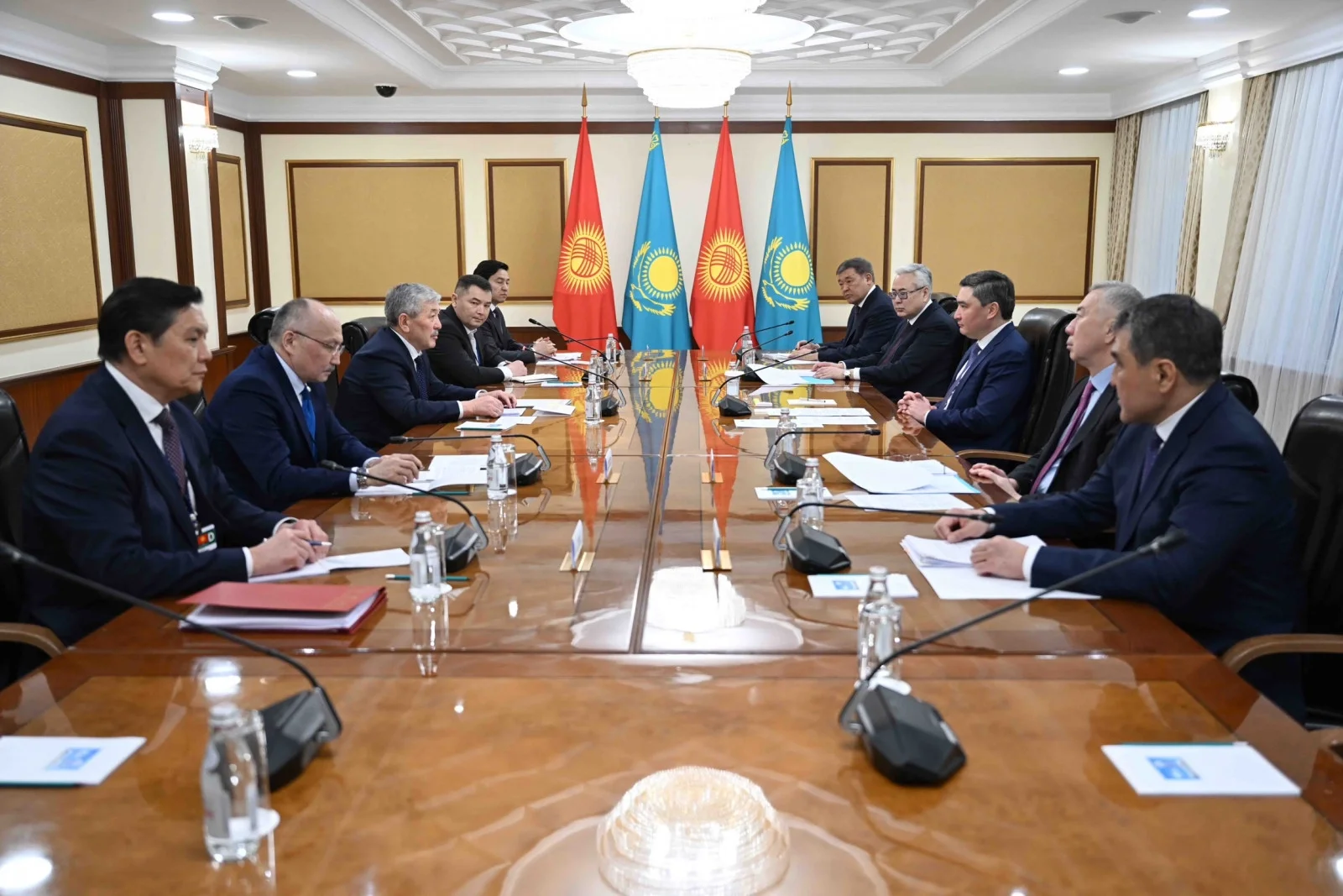 吉尔吉斯斯坦和哈萨克斯坦政府首脑举行小范围会议- 吉尔吉斯斯坦国家通讯社
