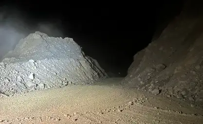 阿拉尔—卡扎尔曼公路持续清理落石作业