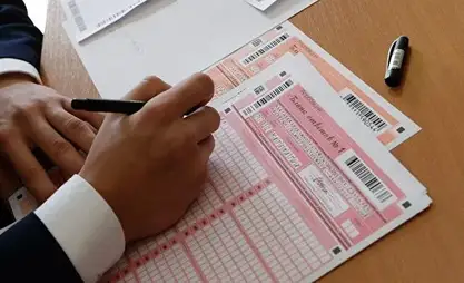 比什凯克超1万名毕业生参加全国统考