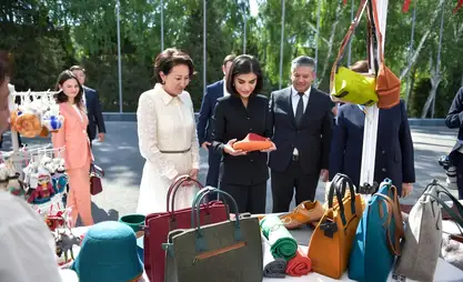 阿依古丽·扎帕罗娃和赛伊达·米尔济约耶娃观看吉尔吉斯斯坦女企业家项目展示