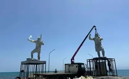 宙斯与波塞冬“落户”伊塞克湖畔：巴雷克奇热议新雕塑