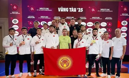 吉尔吉斯斯坦青年自由式摔跤队在亚洲锦标赛上获奖