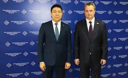驻白俄大使埃尔博尔·苏丹巴耶夫在白俄罗斯外交部出席会谈