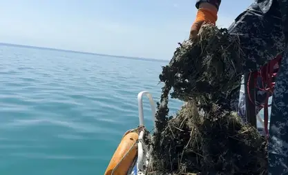 吉松库尔湖中打捞出超2公里长的合成渔网