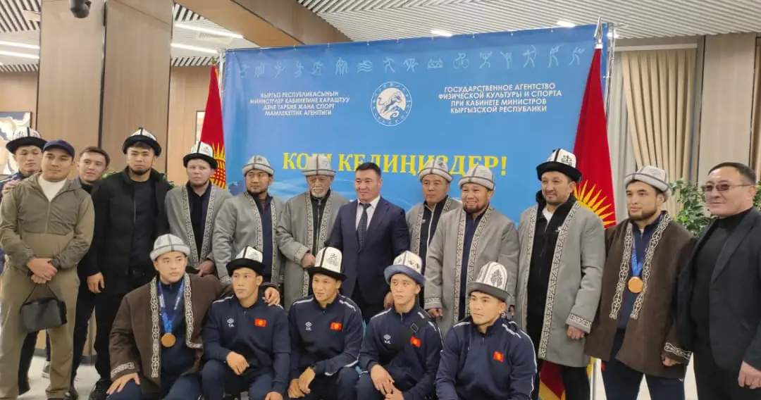 世界摔跤锦标赛获奖者在比什凯克机场受到迎接