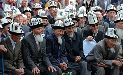 吉尔吉斯斯坦庆祝“白毡帽日”：民族纯洁与尊严象征