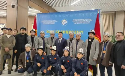 世界摔跤锦标赛获奖者在比什凯克机场受到迎接