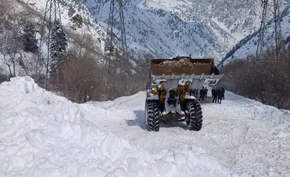 比什凯克-奥什公路在清理雪崩后恢复通行