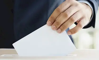 投票站外 共有9364名吉国公民完成投票