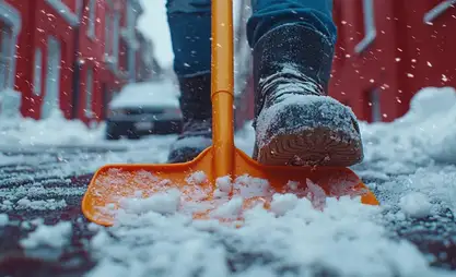 比什凯克迎今冬首雪：环卫工人与清雪机械清晨上岗