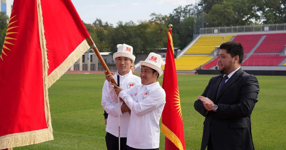 吉尔吉斯斯坦代表团出征第五届亚洲残疾人运动会前获授国旗