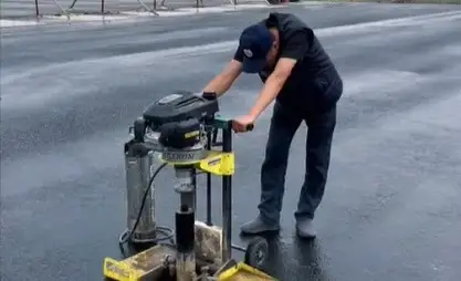 卡拉科尔机场接受跑道路面质量检查