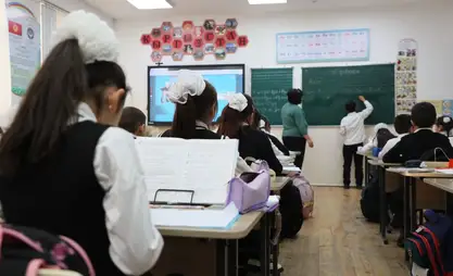 比什凯克市长：近年来该市中小学生数量从18万增至超26万
