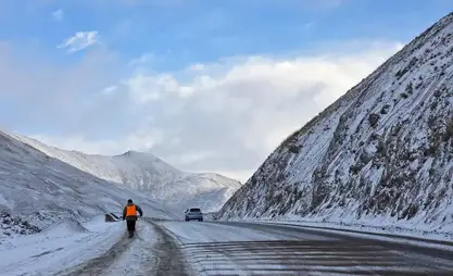 高山隘口降雪：道路通行正常，正进行路面撒料作业
