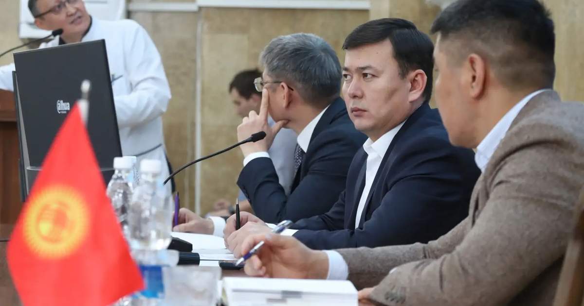 乌·马马特卡诺夫与心脏外科及器官移植科研院工作人员会面