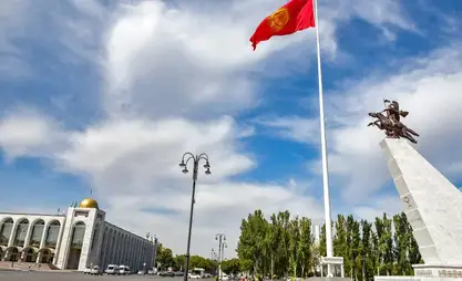 比什凯克开始拆除建筑外立面杂乱电线