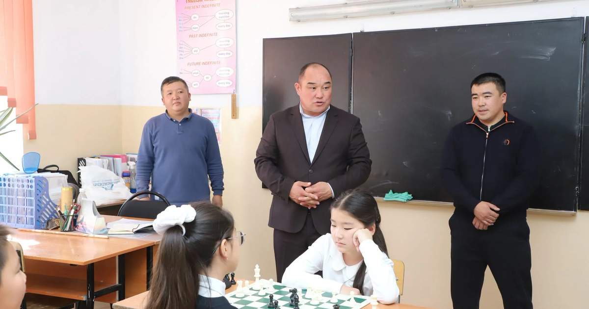 比什凯克学校获赠国际象棋兴趣班设备