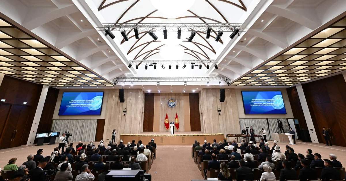 萨德尔·扎帕罗夫向吉尔吉斯斯坦杰出公民颁发国家奖章