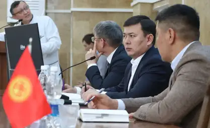 乌·马马特卡诺夫与心脏外科及器官移植科研院工作人员会面