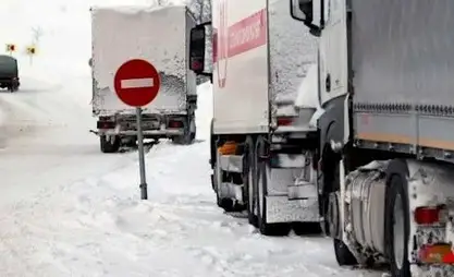 由于大雪，陶阿舒山口禁止货车通行