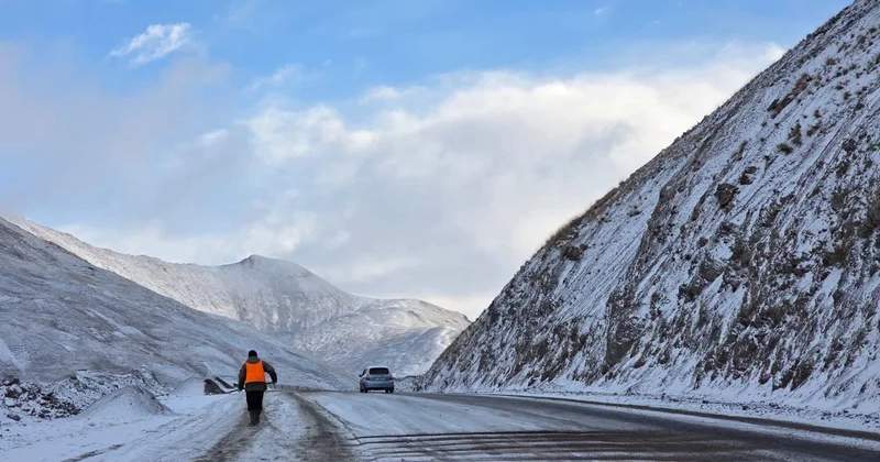 高山隘口降雪：道路通行正常，正进行路面撒料作业
