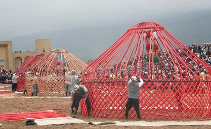 摄影报道：克尔钦草场举行搭建毡房比赛