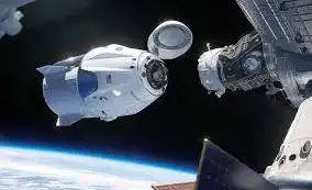 载有四名太空游客“龙飞船”成功与国际空间站对接