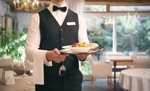 oficziant-vo-francz.2e16d0ba.format-webp.fill-1668x1014