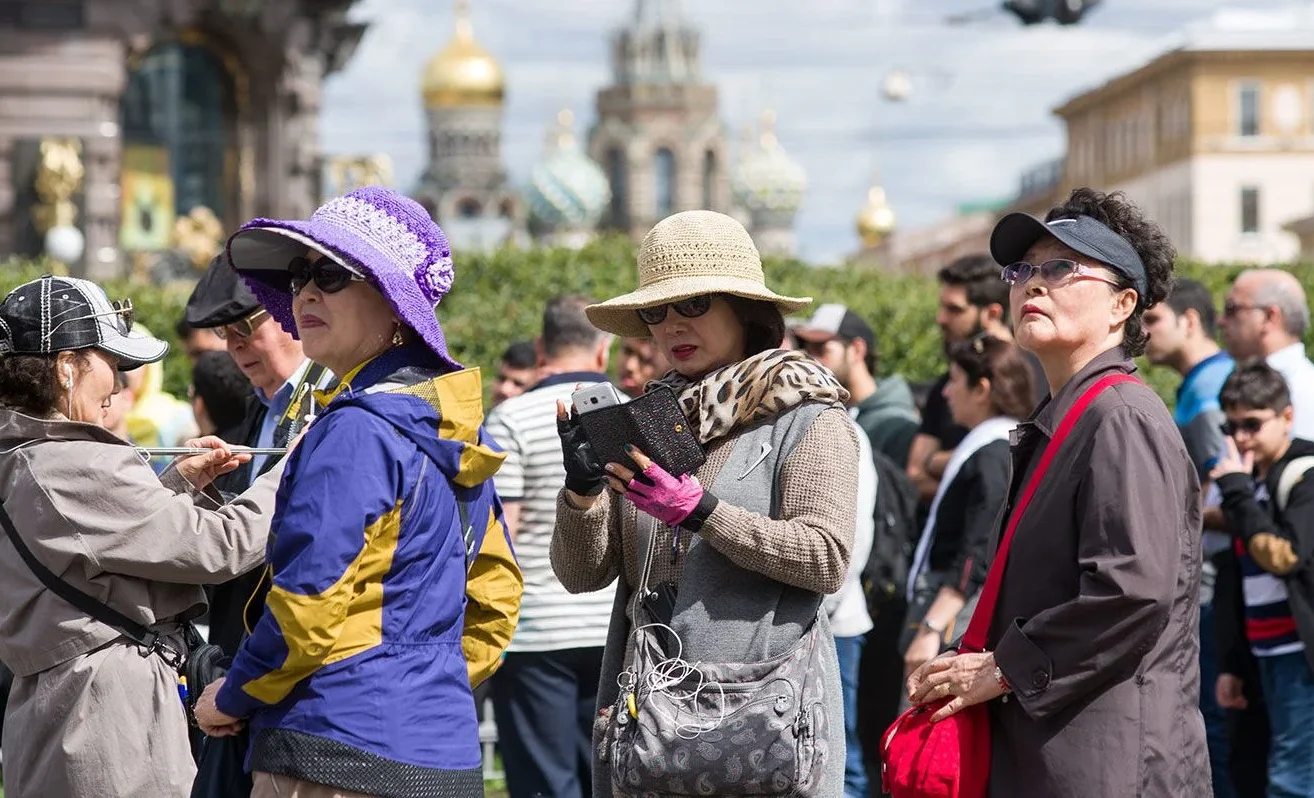 tourists-main-e1538040181284.max-1920x1080.format-webp.webp
